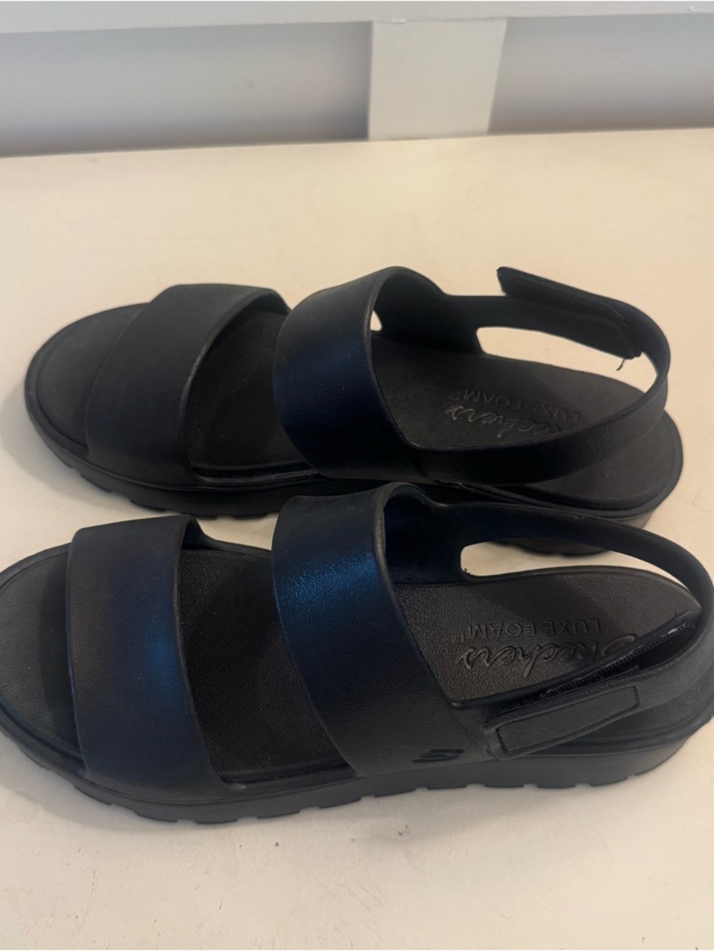 Skechers Luxe Foam Women’s Black Sandals Size 8
